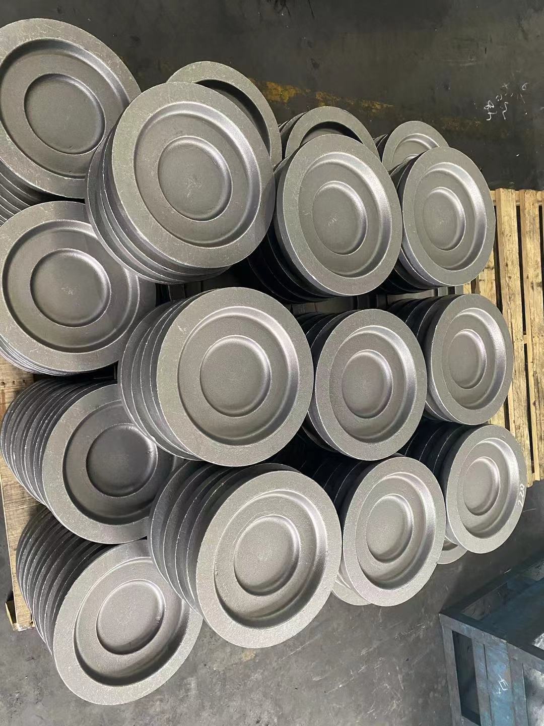 Was sind die Anforderungen an die Materialien, die beim Schmieden von Teilen verwendet werden?