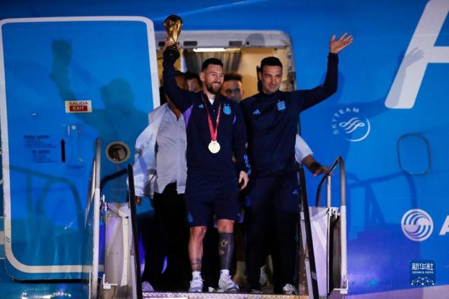 Argentinien, der Weltmeister, flog nach Hause für eine festliche Tour durch die Hauptstadt